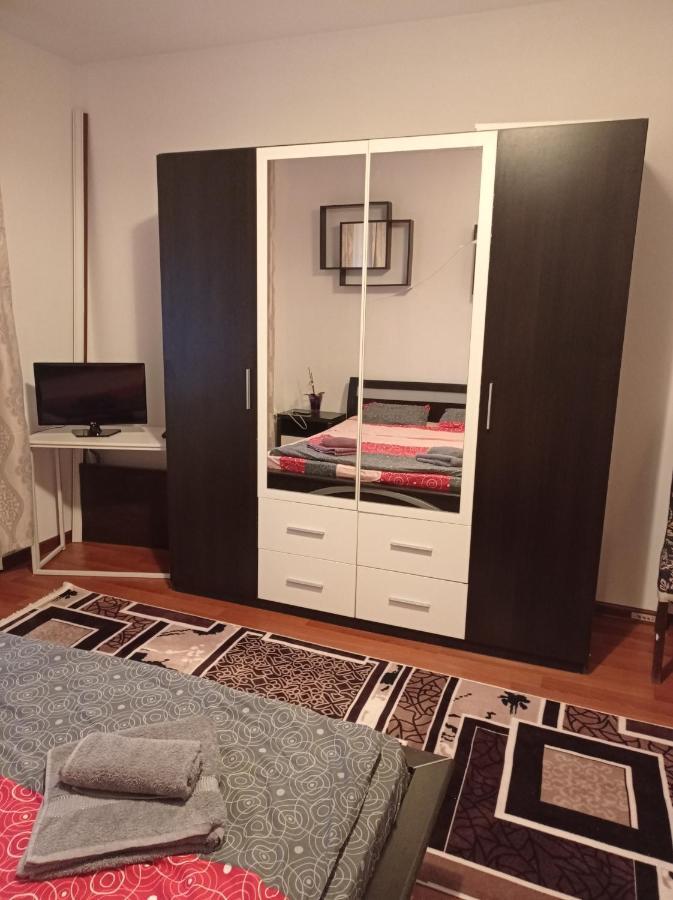 Apartament Bed & Breakfast ฟลอเรชติ ภายนอก รูปภาพ